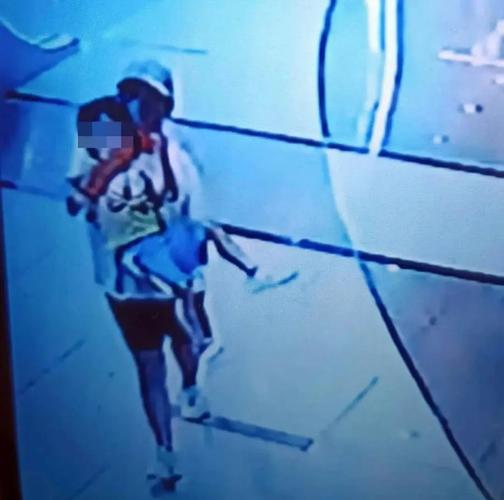 澳门一肖一码一待一中和女童遭小火车轧身亡与火车撞小女孩的视频